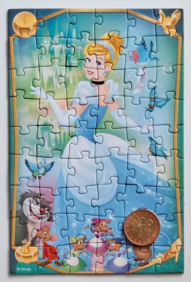 Složené minipuzzle Trefl 54 dílků Popelka s padesátikorunou jako měřítkem